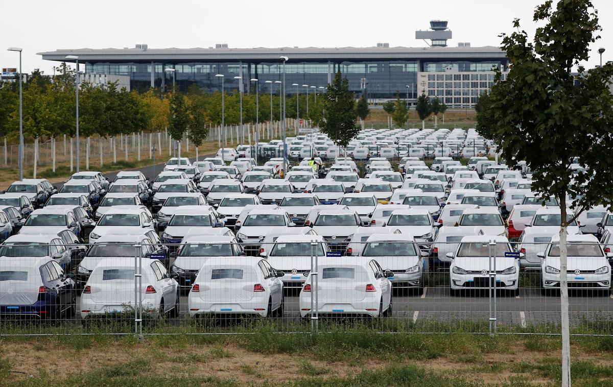 Volkswagen Berlin wltp | Volkswagnova parkirana vozila na letališču BER pri Berlinu, ki čakajo na uskladitev modelov z merilnimi standardi WLTP. | Foto Reuters