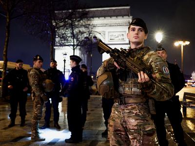 Napadalec z nožem nad policista