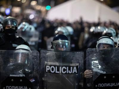 V Beogradu na shodu v podporo novinarjem več sto ljudi