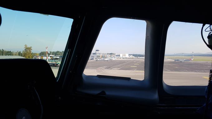 Pogled iz pilotske kabine na ploščad letališča na Brniku. Tam bi lahko sprejeli tudi največjega antonova An-225, prihod največjih letal pa za delovanje letališča ne prinaša posebnih postopkov. | Foto: Gregor Pavšič