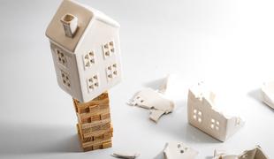 Stalno rastoča stopnja hipotekarnih posojil v ZDA in EU vzbuja skrbi glede morebitnega zloma nepremičninskega trga