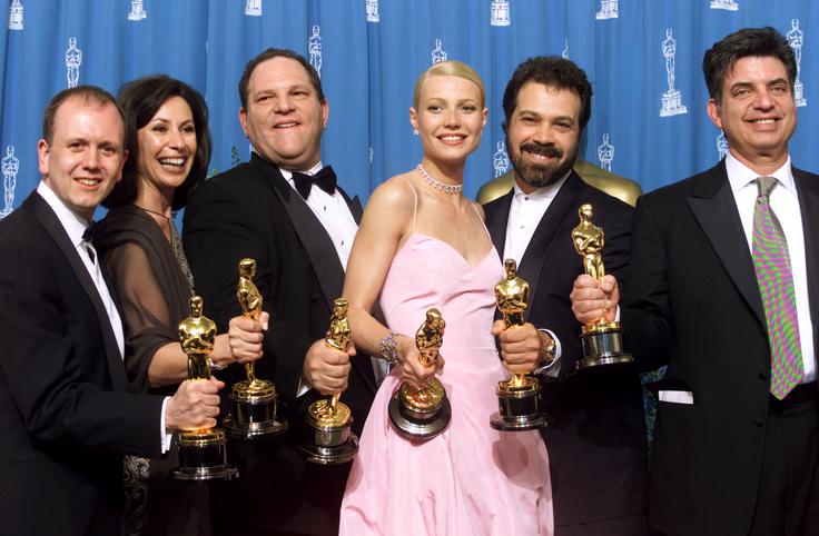 Gwyneth Paltrow in Harvey Weinstein (levo od nje) leta 1999 na podelitvi oskarjev, kjer je ona prejela oskarja za najboljšo igralko, film Zaljubljeni Shakespeare pa oskarja za najboljši film. | Foto: Reuters