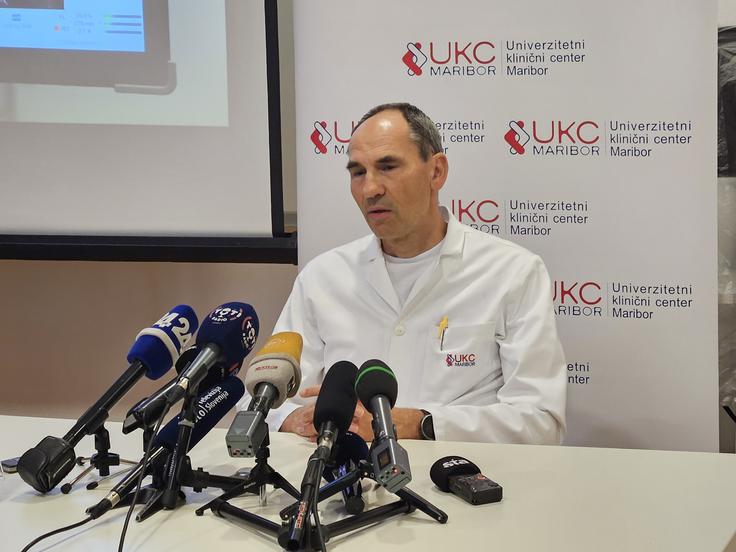 Novost je primerna tako za najmlajše kot odrasle. "Če je otrok gluh, mu lahko zelo hitro damo tak vsadek. Zato lahko hitro usvojijo govor in se normalno vpišejo v šolo," je povedal otorinolaringolog Janez Rebol. | Foto: Gregor Mlakar/STA