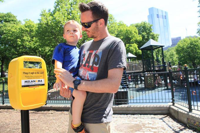 V Bostonu so dozirnike z brezplačno kremo z zaščitnim faktorjem 30 postavili v parkih in na otroških igriščih ter na drugih javnih površinah, kjer so ljudje izpostavljeni soncu. | Foto: Facebook