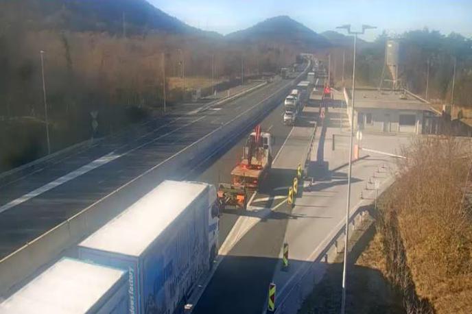 tovorna vozila, zastoj | Ponekod po državi je zaradi megle tudi zmanjšana vidljivost. | Foto DARS