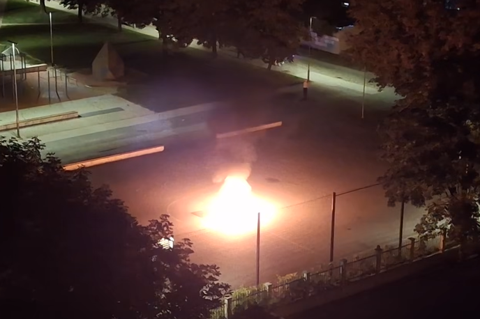 Kranj | Objestneži so kurili ogenj, pokali petarde in divjali s skuterji.  | Foto FB/Planina Kranj/Tanja Kozina