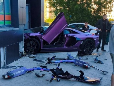 Sin ruskega milijarderja z lamborghinjem trčil v stavbo in zbil moškega