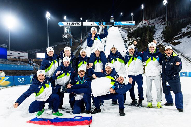 Ekipa, ki stoji za poletom – slovensko slavje na prizorišču. Nasmehi, dvignjene pesti in ponos, ki ga ni mogoče izmeriti. | Foto: Aleš Fevžer