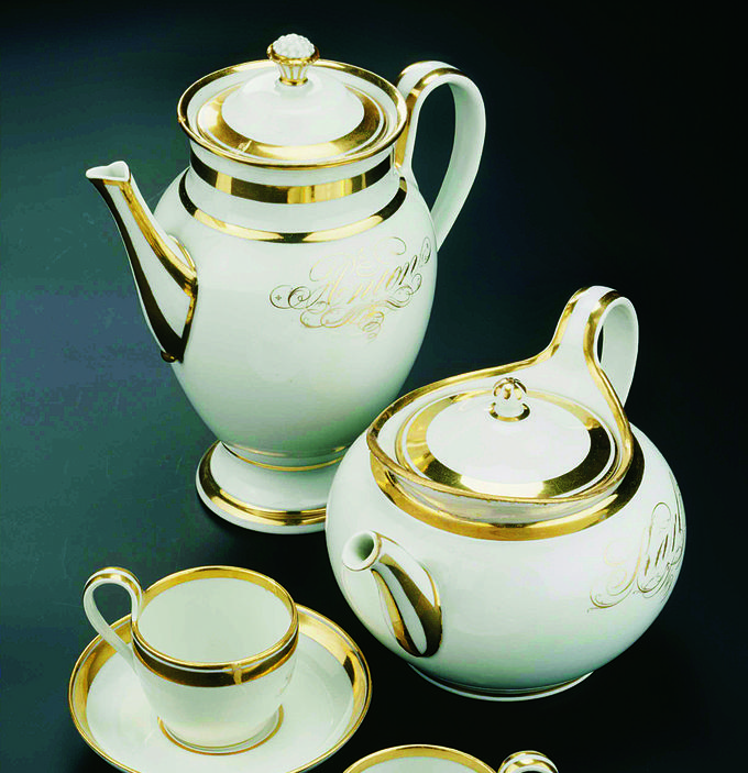 Servis za kavo in čaj iz zapuščine družine Zois (začetek 19. stoletja) je dragocen izdelek cesarsko-kraljevske manufakture porcelana na Dunaju. V premožnejših družinah se je vse bolj uveljavljalo pitje kave in čaja. | Foto: 