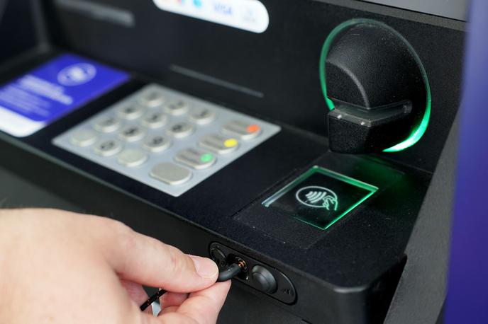 Bankomat. | Nastalo je za več tisoč evrov materialne škode. Fotografija je simbolična. | Foto STA