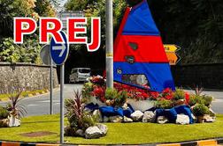 Globoko razočaranje: s krožišča ukradli vse rože