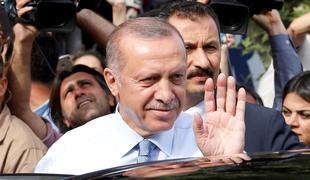 Erdoganu več kot polovica vseh glasov. Opozicija opozarja na nepravilnosti.