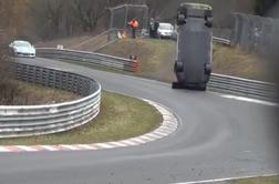 Tragedija na Nürburgringu: dirkalnik poletel čez zaščitno ograjo, umrl gledalec (video)