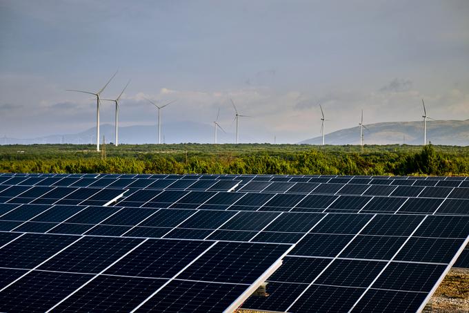 Petrolova sončna elektrarna Vrbnik, v ozadju pa Petrolovo vetrno polje Ljubač na Hrvaškem | Foto: 