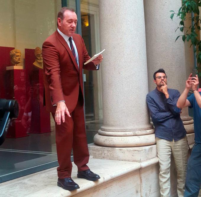 V nacionalnem muzeju v Rimu je Spacey recitiral pesem italijanskega avtorja, ki govori o boksarju, ki obžaluje izgubo svoje nekoč izjemne kariere. | Foto: Reuters