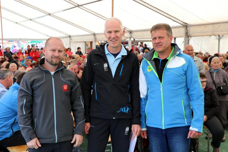 Predsednik PD Zreče Matjaž Korošec, predsednik PZS Jože Rovan (v sredini) in podžupan Občine Zreče Drago Šešerko v množici planincev. | Foto: Manca Čujež