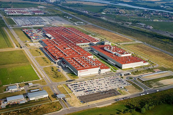 Kia Motors v Žilini je ena izmed treh avtomobilskih tovarn na Slovaškem, Jaguar Land Rover pa ji želi dodati še četrto. | Foto: Kia