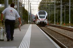 Policija: Napad na vlaku v Švici nima znakov terorizma, umrla napadalec in žrtev