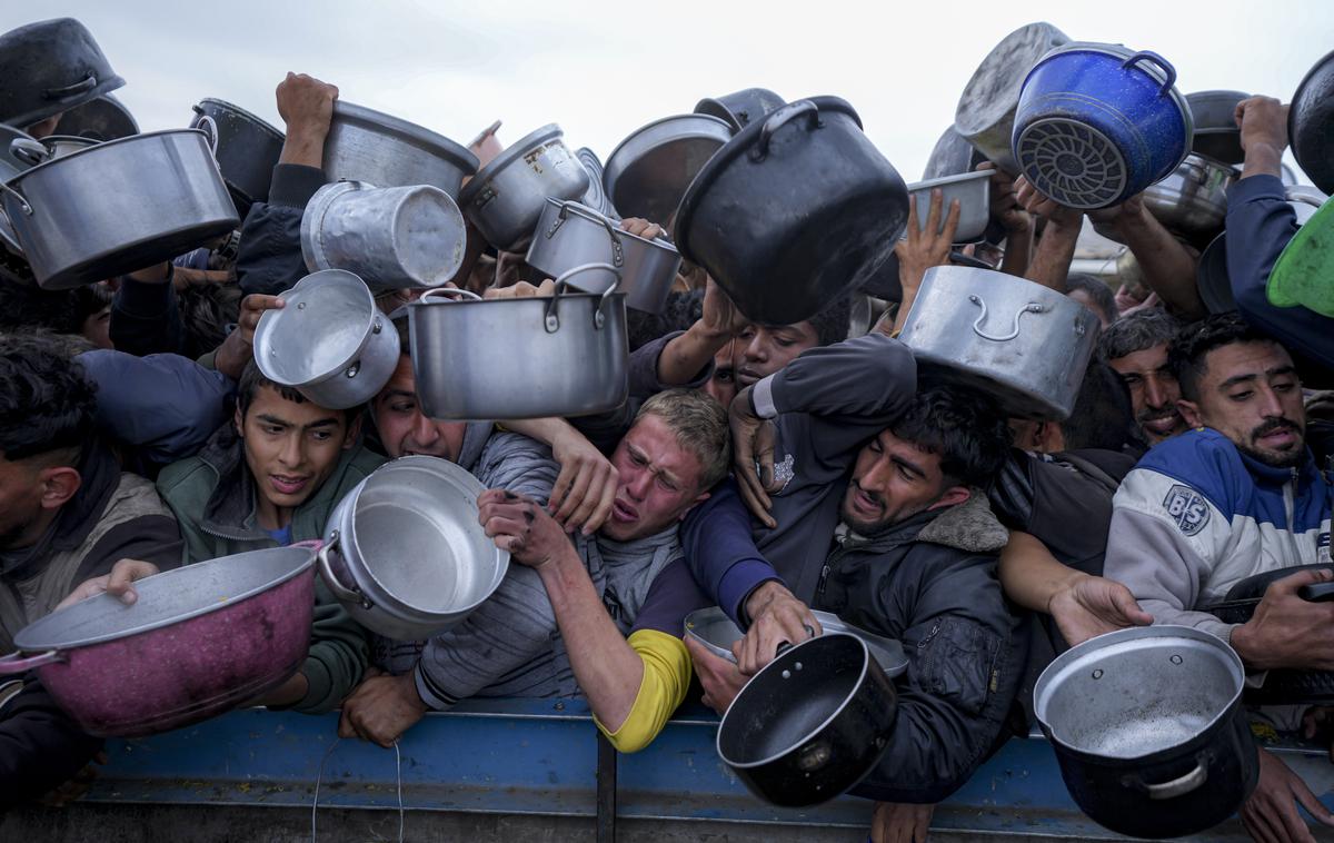 Gaza, hrana, boj za hrano, lakota | Predstavnica WFP je opozorila, da je količina hrane, ki trenutno pride v Gazo, še vedno precej pod ravnjo, na kateri je bila pred konfliktom, in da ljudje večinoma jedo le žitarice in stročnice, meso, jajca, sadje in zelenjavo pa le izjemoma. | Foto Guliverimage