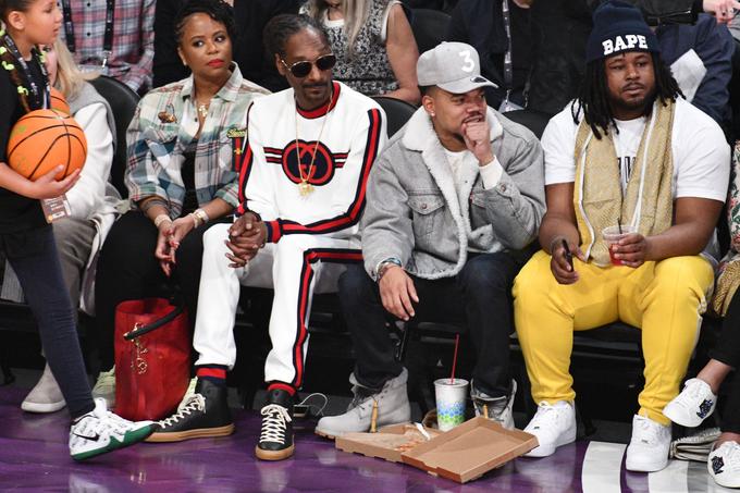 V sproščeni opravi sta se na tekmi košarkarskih zvezd pojavila raperja Snoop Dogg in Chance the Rapper. | Foto: Getty Images