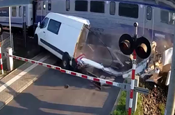 Neverjeten posnetek: voznik kombija ostal ujet na železniškem prehodu, ko je pripeljal vlak #video