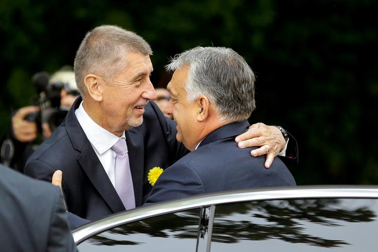 Na evropski ravni se je ANO preselila iz liberalne skupine Renew Europe k desničarsko populistični in skrajno desničarski stranki Patrioti za Evropo, kjer sedi ob strani Viktorja Orbana. | Foto: Reuters