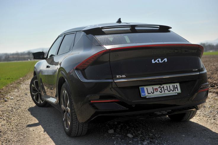 V primerjavi s koncernskim bratom hyundaijem ioniqom 5 je EV6 zasnovan precej bolj futuristično in dinamično. To je poudarjeno vozniški električni avtomobil, ki na cesti ne razočara. | Foto: Gregor Pavšič
