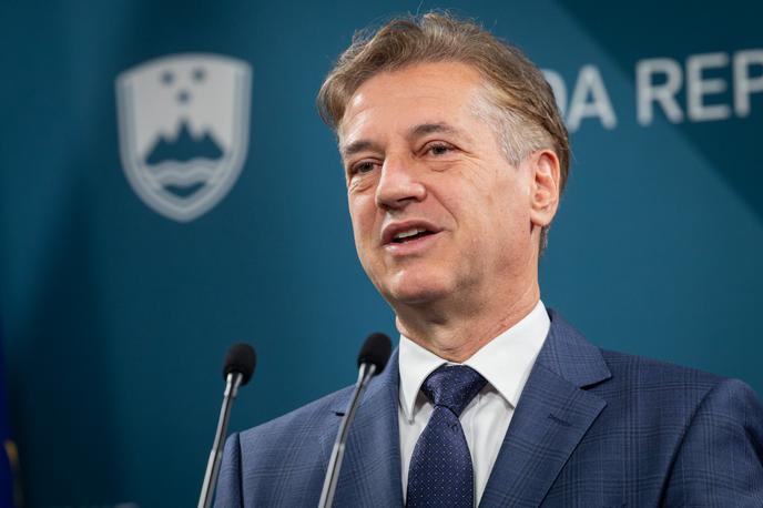 Robert Golob | Robert Golob je bil kritičen do dela aktualne koalicije, ki se je po njegovih besedah oblikovala "na osnovi prevare volivcev, ko sta dve stranki, ki sta se pred volitvami zaklinjali, da ne bosta šli z Janezom Janšo v desno vlado, potem skočili njemu v objem".  | Foto Bor Slana/STA