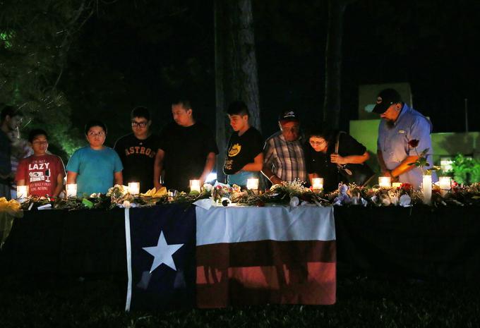 V okolici šole so se družine poklonile žrtvam s prižiganjem svečk. | Foto: Reuters