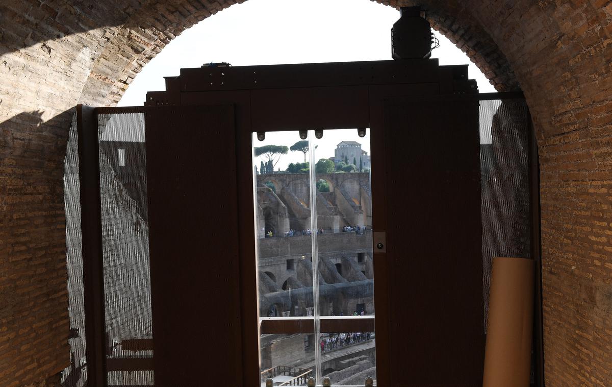 Rimski Kolosej, dvigalo | Namestitev dvigala je trajala več kot pet let, deloma tudi zaradi odločitve, da se jašek dvigala namesti brez trajnih sprememb skoraj 2.000 let starega amfiteatra. Projektanti so si prizadevali za "popolno reverzibilnost", ki bi omogočila, da bi jašek v prihodnosti odstranili, ne da bi pri tem ogrozili strukturno celovitost, še navaja EFE. | Foto Reuters