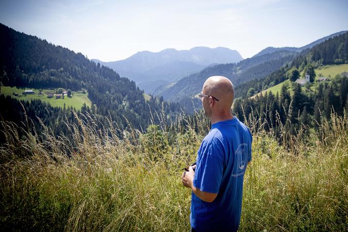 S kmetije Kumer se ponuja čudovit panoramski razgled na dolino in okoliške vrhove Raduhe, Olšave in Pece, blizu je tudi cerkev sv. Ane z oltarjem črne Marije. | Foto: Ana Kovač