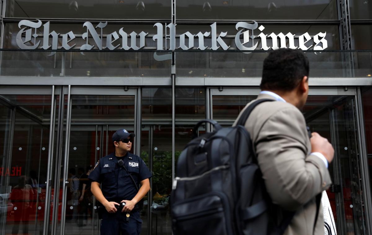 The New York Times | Medtem ko so nekatera druga medijska podjetja, kot sta nemški Axel Springer ali Associated Press, z OpenAI sklenila pogodbe o vsebini, se je New York Times odločil za tožbo, s katero zahteva odškodnino in od podjetij zahteva prenehanje uporabe svojih vsebin ter uničenje že zbranih podatkov. | Foto Reuters