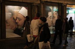 Vatikan razburil Benettonov oglas s papežem in imamom