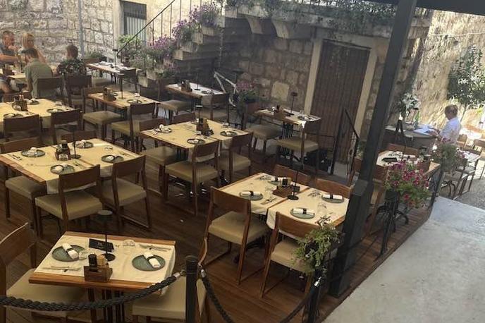 Hvar restavracija | Prazna restavracija v mestu Hvar ob 18.30 | Foto FB/Maja Oven