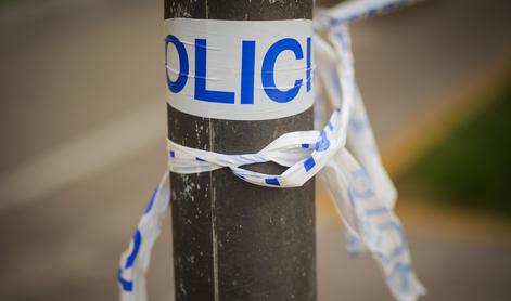 Celje: fant udaril 82-letnega moškega, ta je po udarcu z glavo ob tla umrl