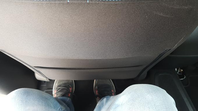 Prostora na zadnjih sedežih je zelo veliko in vožnja je tako udobna za vse potnike. Leaf ponuja več prostora kot klasične kombilimuzine C segmenta. | Foto: Gregor Pavšič