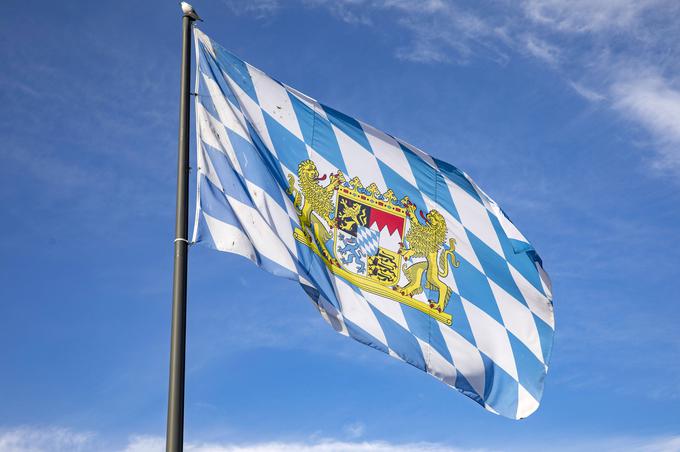 Zdajšnji grb Bavarske (njeno uradno ime je Svobodna država Bavarska) velja od leta 1950. Bavarska ima mali grb (ščit, na katerem je belo-modra šahovnica) in večji grb. Na tem so poleg belo-modre šahovnice še štirje grbi. Zlati lev levo zgoraj predstavlja Zgornjo Pfalško, trije srebrni vrhovi desno zgoraj predstavljajo Zgornjo, Spodnjo in Srednjo Frankovsko, trije črni levi desno spodaj predstavljajo Švabsko, modri panter pa starobavarski Spodnjo in Zgornjo Bavarsko.  | Foto: Guliverimage/Vladimir Fedorenko