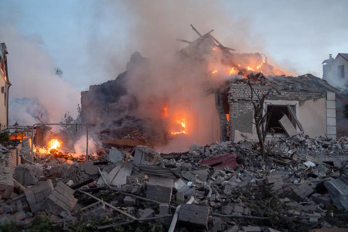 Ukrajina | Tarča ruskih napadov sta bili tudi regiji Doneck in Harkov, kjer sta bili ponoči po navedbah lokalnih oblasti ubiti dve osebi, poroča francoska tiskovna agencija AFP. | Foto Reuters