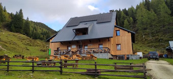Planinsko društvo Luče je za energetsko sanacijo Koče na Loki pod Raduho na razpisu pridobilo sto tisoč evrov nepovratnih sredstev. | Foto: PD Luče