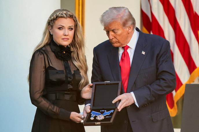 Charlie Kirk | Kirkova vdova Erika Kirk je Trumpovo medaljo označila za najboljše darilo pokojnemu možu. | Foto Reuters