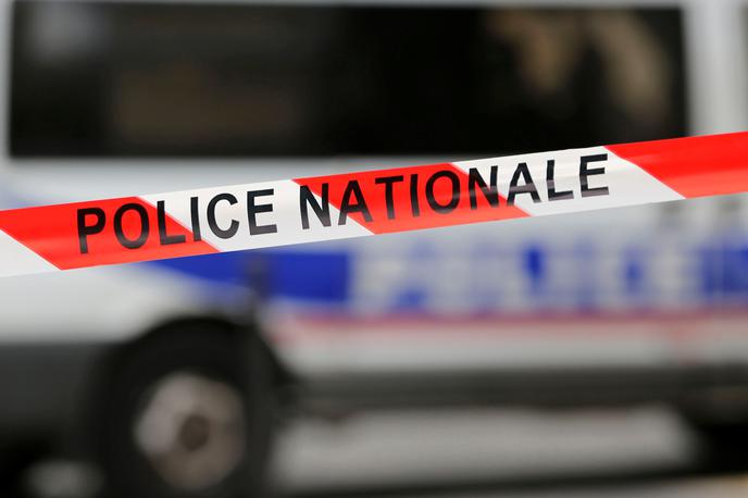 Francija policija | Po poročanju različnih medijev naj bi napadalec zabodel policista, ki je sedel v avtomobilu pred policijsko postajo v Cannesu. Policista naj bi rešil zaščitni jopič, tako da ni utrpel poškodb. | Foto Reuters