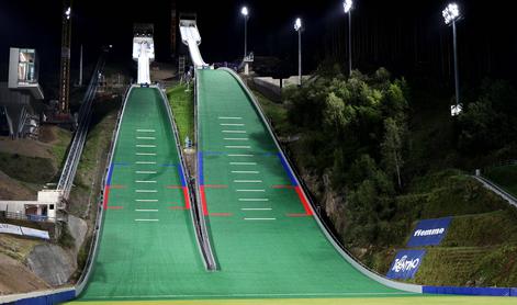 Po padcih na olimpijski generalki v Predazzu že v sredo spremembe pravil