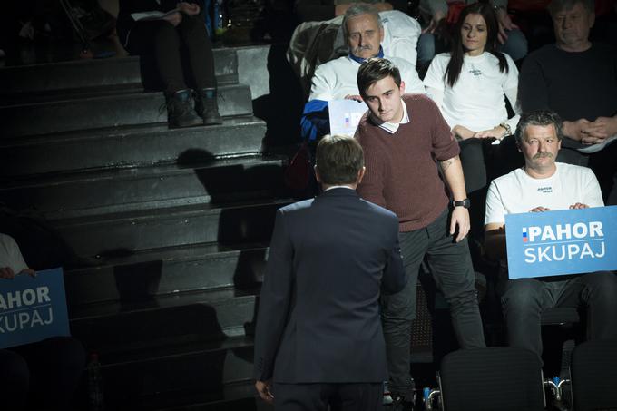 Borut Pahor je Dominiku Ribiču v roko segel hladno in 'na silo'. | Foto: Ana Kovač