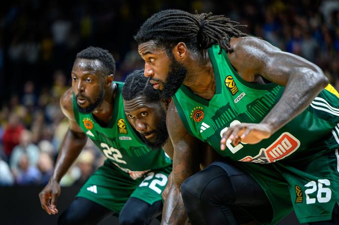 Mathias Lessort | Mathias Lessort (desno) si je proti Baskonii poškodoval gleženj in bo s košarkarskih igrišč odsoten dlje časa. | Foto Guliverimage