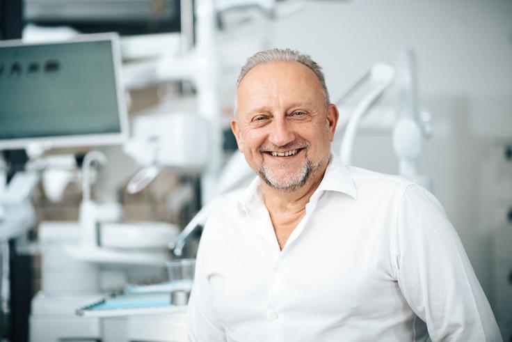 Dr. Zdenko Trampuš, DDS, ustanovitelj in vodja klinike Ortoimplant DENTAL SPA, je eden vodilnih implantologov v regiji z več kot 30-letnimi izkušnjami na področju napredne implantologije in celostne obnove zob. | Foto: ORTOIMPLANT DENTAL SPA