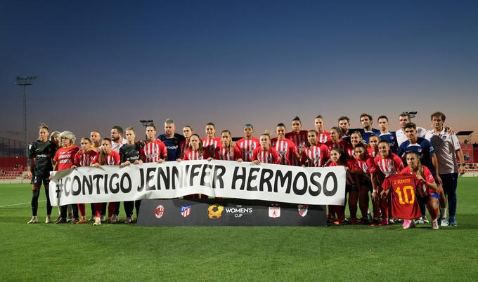 Nogometašice Atletica in Milana so v nedeljo pred tekmo izpostavile transparent, na katerem podpirajo Jenni Hermoso. "S teboj smo, Jenni Hermoso." Atletico je nekdanji klub Hermosove. | Foto: Reuters