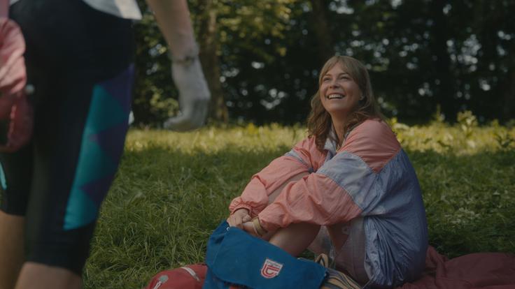 Lea Cok v svoji prvi veliki vlogi navduši in drži tempo z izkušenimi kolegi in kolegicami. Na setu ji je pomagala tudi Bronja Žakelj, ki je sodelovala kot soscenaristka. | Foto: Fivia