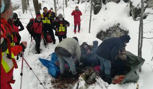 Policisti iz gozda rešili premražene migrante