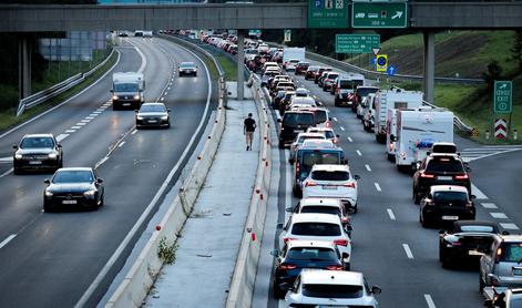 Zastoj pred Karavankami je vse daljši, kolone tudi drugod po Sloveniji