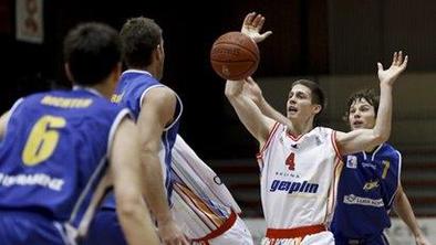 Tesne zmage gostov